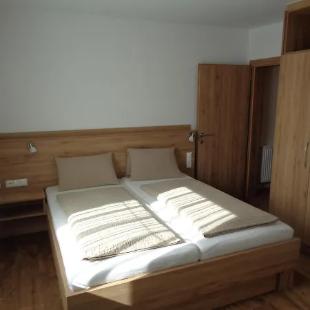 Haus Alpenfriede 招待所 3*