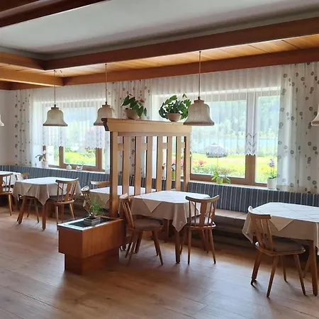 Haus Alpenfriede 招待所 3*